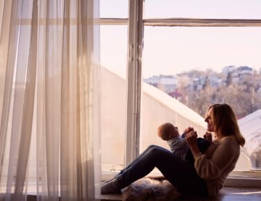 Cortinas y persianas para protección solar: Cómo evitar la radiación UV y mantener tu hogar fresco todo el tiempo