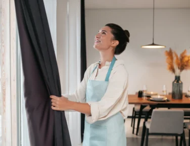 Manteniendo elegancia y durabilidad: El cuidado de tus cortinas y persianas